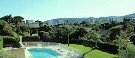 Vue Piscine de l'appartement