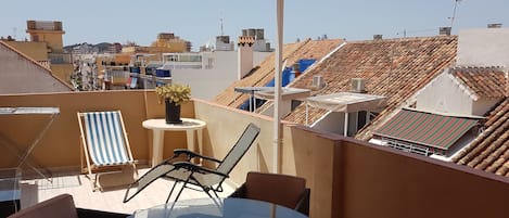 Une grande terrasse ensoleillée où il fait bon se reposer 