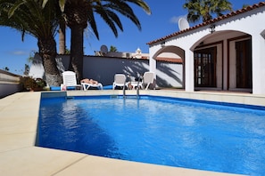 Piscina y terraza