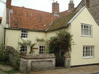 Charming 3 Bedroom 18th Century Cottage In 'Area Of Outstanding Natural Beauty'