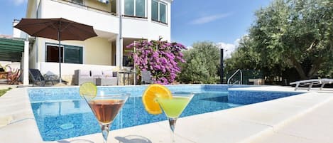 Cocktails, swimming pool and sun. Who needs anything else?!