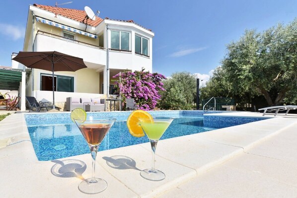 Cocktails, swimming pool and sun. Who needs anything else?!