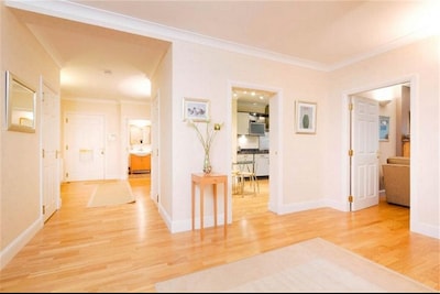 Spacious and luxurious, Barnton - Cramond, Edinburgh - near golf, city, sea 