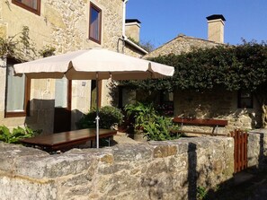 Terraza con mesa y sombrilla