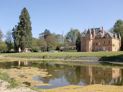 Château et petit étang clôturé
Castle and fenced pond
