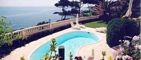 View of the sea and pool from the covered terrace