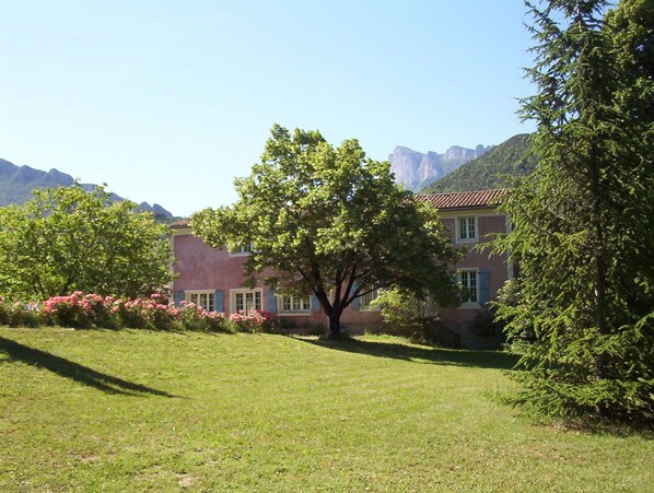 house from the front garden