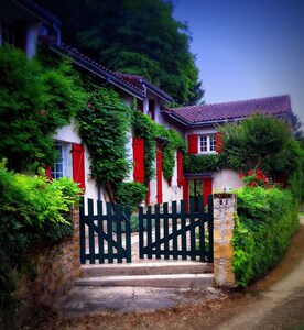 Haus und Garten am Flussufer der Dordogne