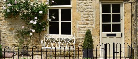 Idyllic sunny White Hart Cottage