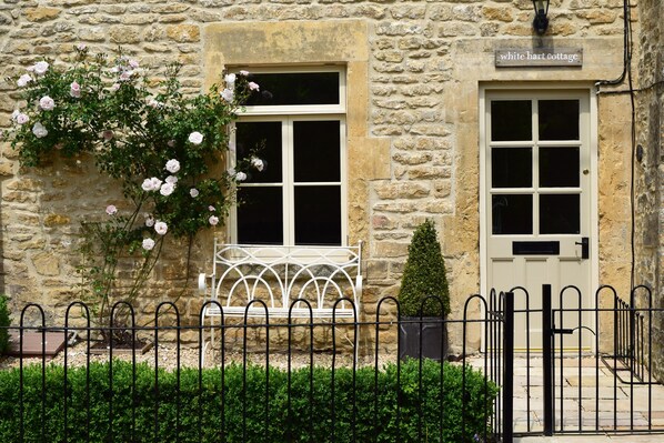 Idyllic sunny White Hart Cottage