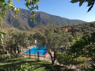 Almond Hill House: cortijo elegante, piscina cerrada, climatizador, olivar  