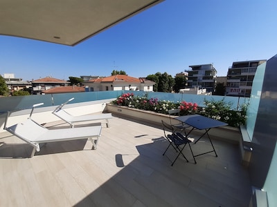 Habitación con una gran terraza en Rimini a pocos pasos del mar: ¡completamente nueva! 