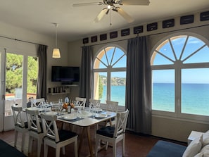 Salón y comedor con vistas a la playa a 11 metros de distancia. 