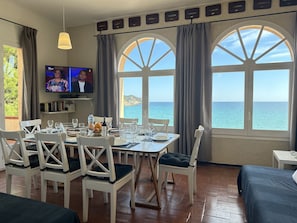 Salón y comedor con vistas a la playa a 11 metros de distancia. 