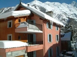 Maison Rose. Apt 1 is on the ground floor