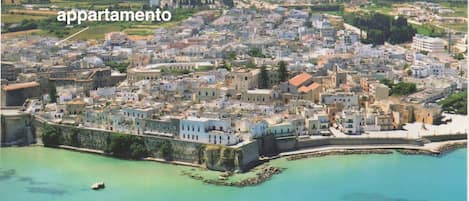 Situation près de la ville, la mer et restaurants