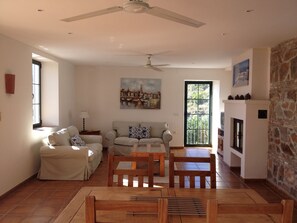 Open plan lounge/dining room and kitchen