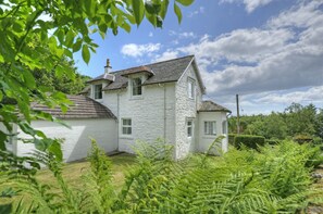 Cutlar's Lodge is a pretty cottage with an enclosed garden