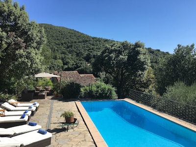 Large Stone Family House: piscina climatizada, aire acondicionado, WiFi y vistas a la montaña