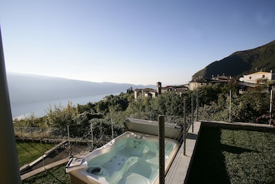 Suite with Jacuzzi, sleeps 6, garden, lake view