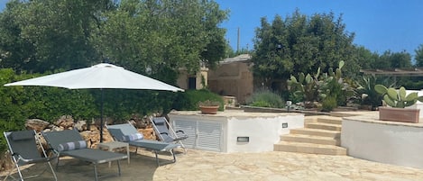 Vista del trullo dalla piscina