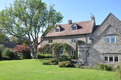 Stunning 16th Century Cotswold Manor House with 6-7 Bedrooms and Large Garden