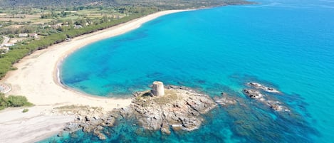 Torre Saracena di Bari Sardo, in Ogliastra, del XVI secolo: 8 km di spiaggia.