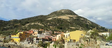 Pomonte, tra mare e monte.