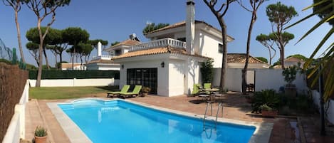 Private pool and Luxury Villa. View from the garden.