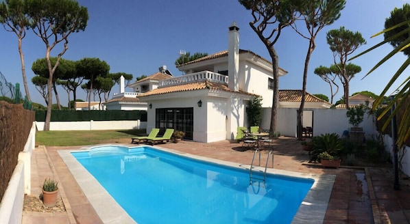 Private pool and Luxury Villa. View from the garden.