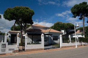 Luxury Private Villa, parking and private pool, courtyards and gardens, parking.