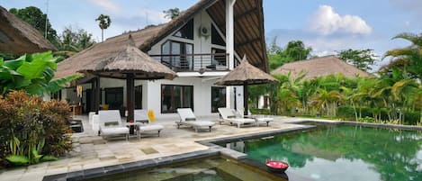 luxe 4 slaapkamer direct aan het strand in Lovina, Bali