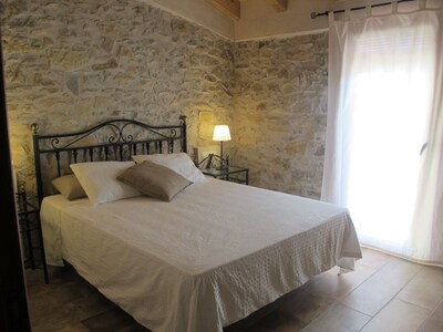 Cal Nenot, self-catering cottage with private pool and views of the Montsec