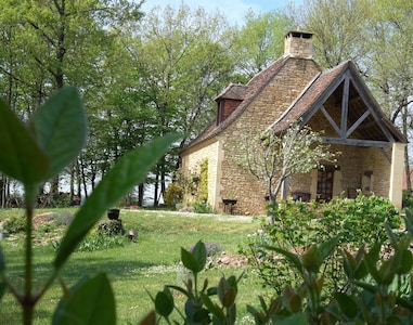 En Périgord Noir, pequeña casa típica y parque arbolado.
