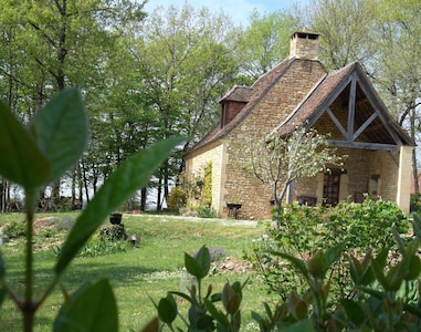 En Périgord Noir, pequeña casa típica y parque arbolado.