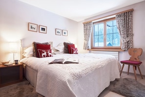 Bedroom 2 with twin beds