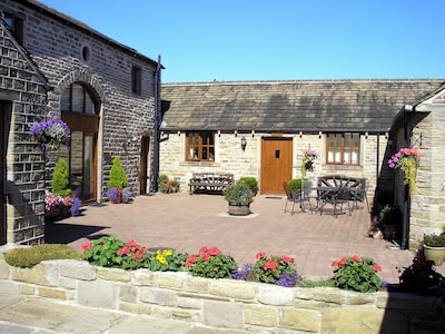 Idyllic self-catering cottages at Castle Hill between Huddersfield and Holmfirth