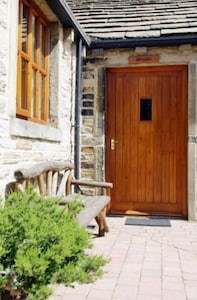 Idyllic self-catering cottages at Castle Hill between Huddersfield and Holmfirth