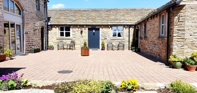 Idyllic self-catering cottages at Castle Hill between Huddersfield and Holmfirth