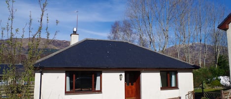 Strathassynt Cottage perfectly located in historic Ballachulish.