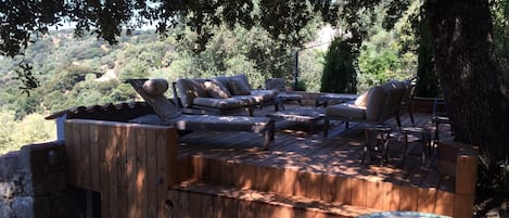 grande terrasse deck sous chêne vert, mobilier teck, vue mer et maquis