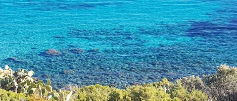 Crystalline waters along the coast, at 8 km (photo taken in May 2020)