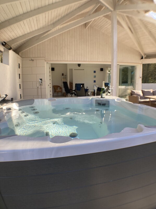 Indoor spa tub