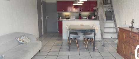 PiĂšce principale avec coin cuisine et climatisation.