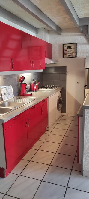Pièce principale avec coin cuisine et climatisation.