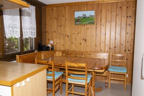 dining table in kitchen for more than six people - table can be extended