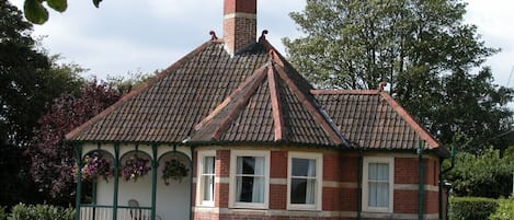 Outside view of Hinton Lodge