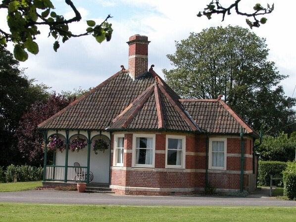 Outside view of Hinton Lodge