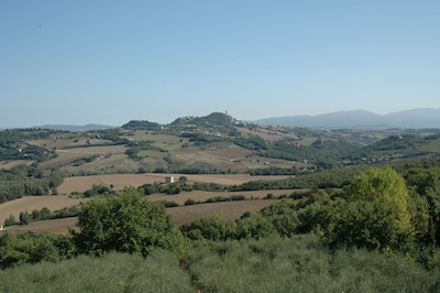 Villa Alle Querce, Large Farmhouse , stunning view of Todi and large pool