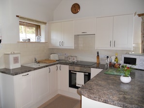 fully fitted kitchen with dishwasher !!